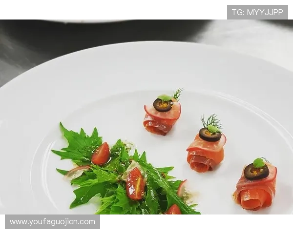 色碟在餐桌装饰中的应用技巧与搭配建议